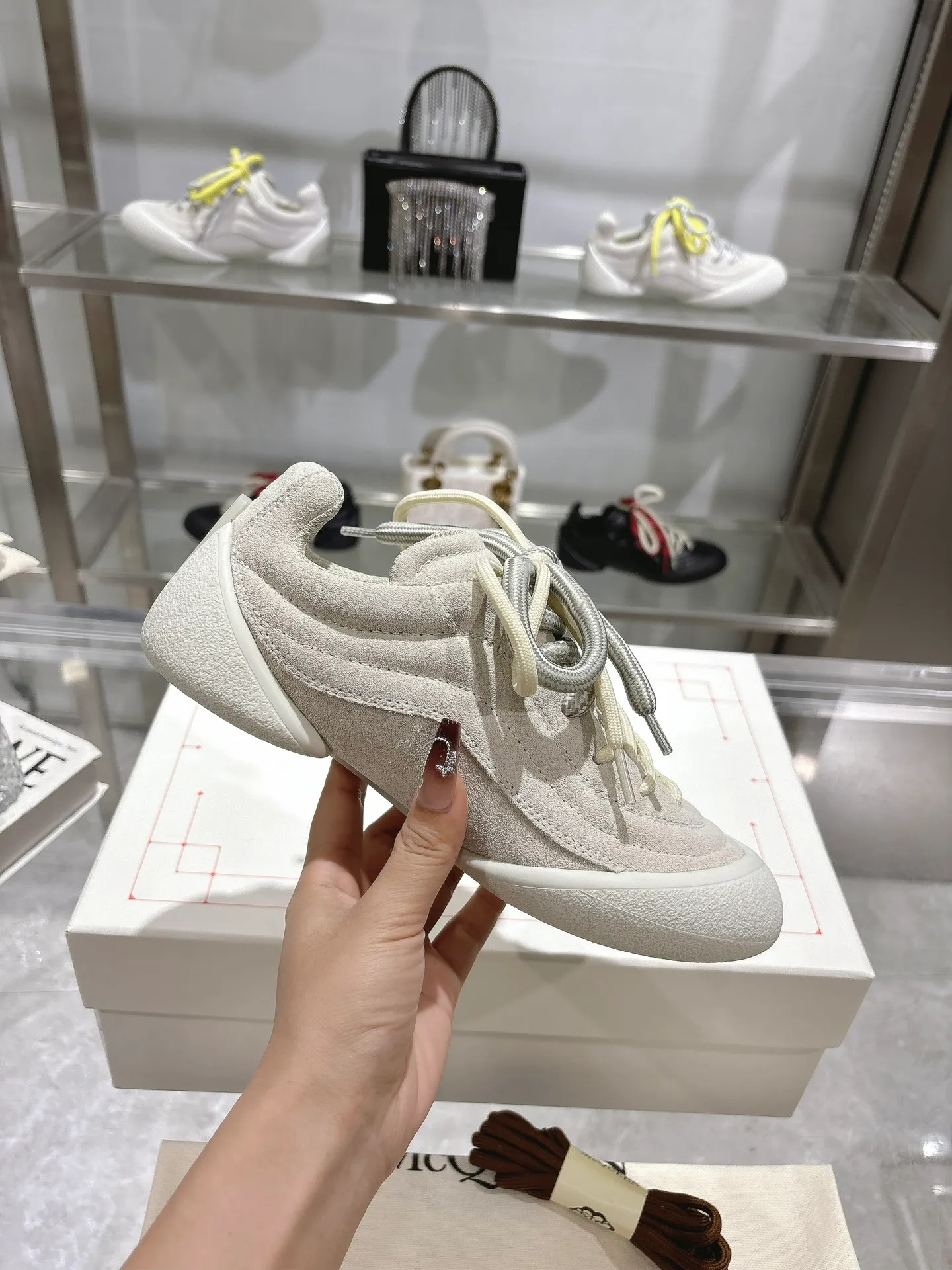 p580💰Couple model 𝐀𝐥𝐞𝐱𝐚𝐧𝐝𝐞𝐫 𝐌𝐜𝐐𝐮𝐞𝐞𝐧#/Alexander McQueen’s latest Flexion series, retro, casual, sneakers, original purchase, development, production, this Flexion Off Low-top sneakers in white grained leather with varying sized laces and an anatomically inspired lightweight segmented sole. The reverse skull pattern is embossed on the heel. Fabric: Original customized imported first-layer cowhide. Lining: Customized imported breathable mesh lining. Sole: Original open-molded non-slip TPU material. Bottom thickness: 2CM. Size: #Female size 35-40 (40 customized, non-refundable) #Men’s code 39-45 (45 customized, non-refundable)